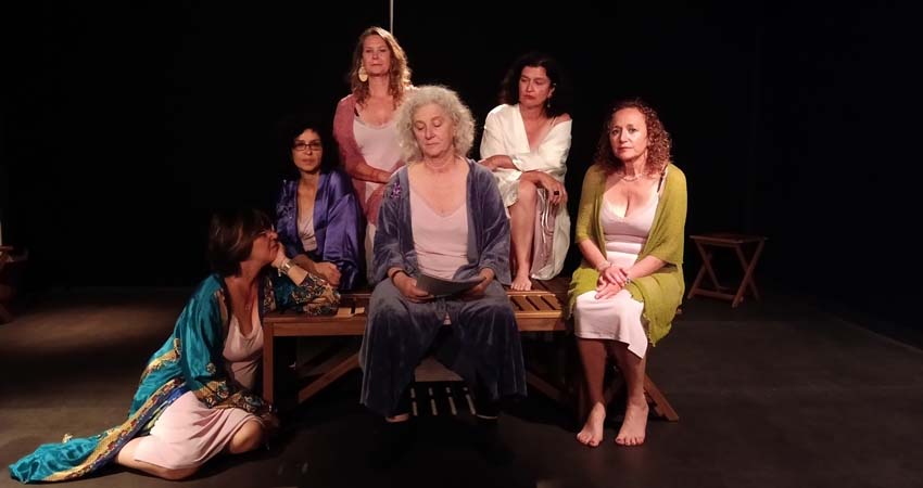 Seis mujeres en un escenario