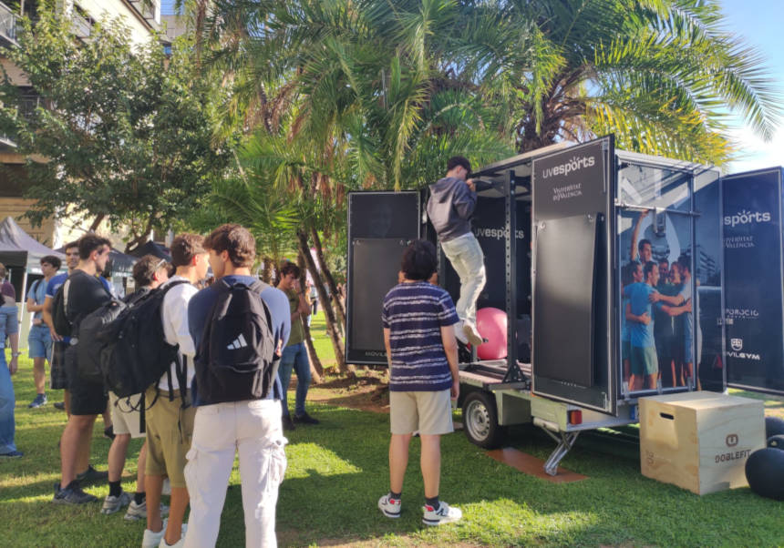 Un grupo de estudiantes participa en la BenvingudaUV en Burjassot.