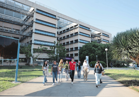 Estudiant UV guiant un grup de persones visitants per la UV
