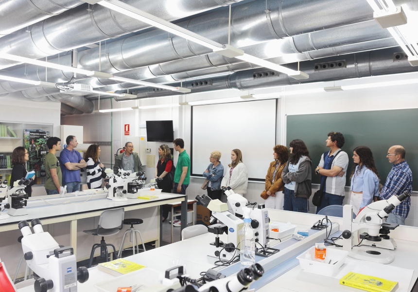 Moment de la visita a un laboratori del campus de Burjassot