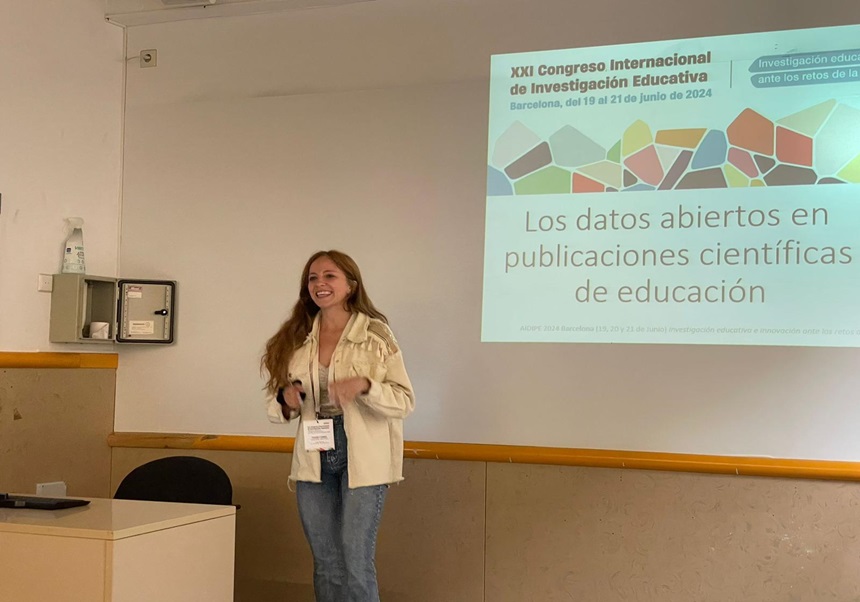 Celia presentant la comunicació