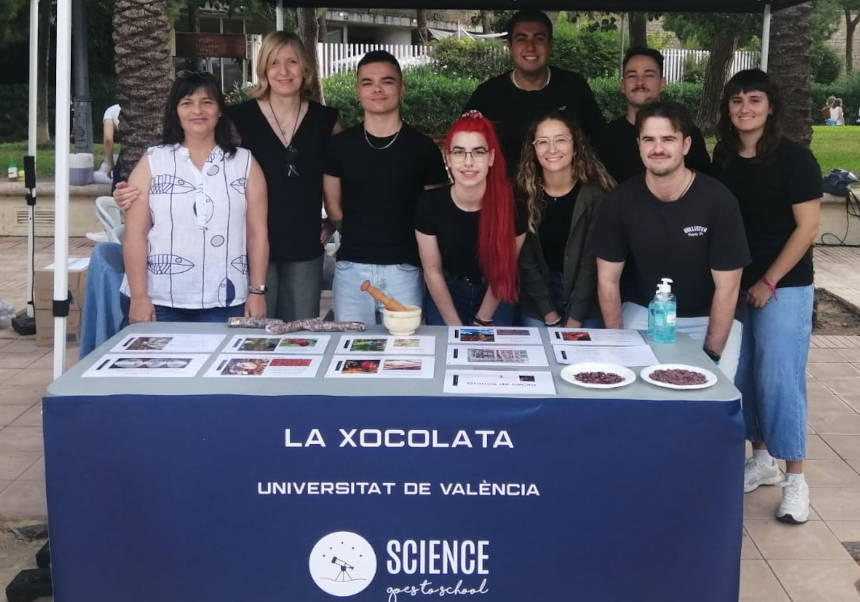 Las divulgadoras de la UV Anabel Terraes y Eva Soriano, con su equipo en el estand del chocolate la pasada Noche Europea de la Investigación.
