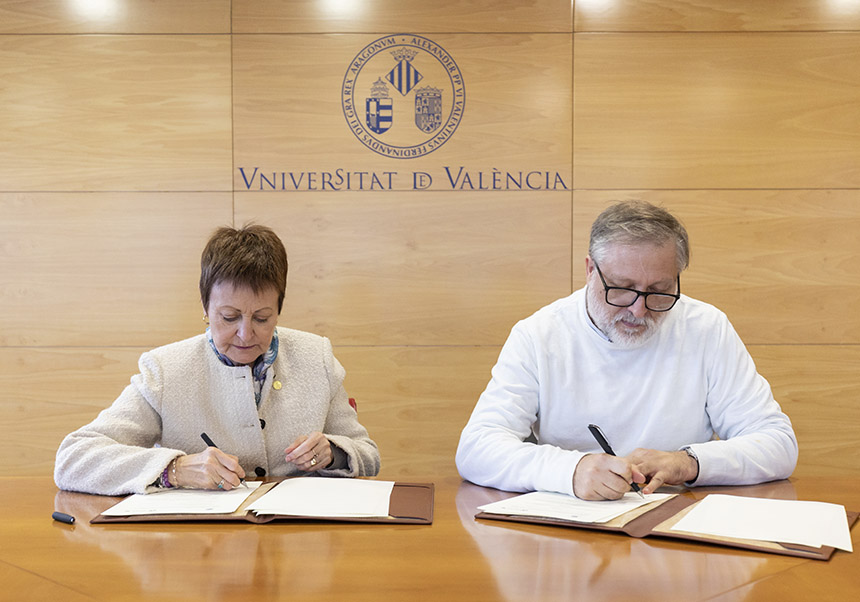 Rectora y rector firmando el convenio