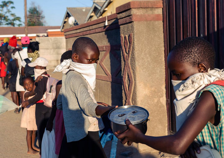 Imagen de un reparto de alimentos en África.