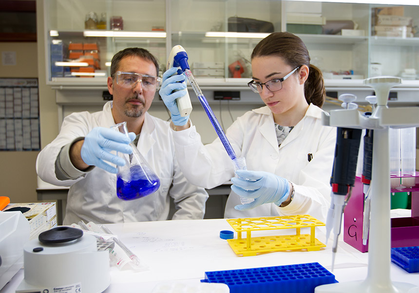 Estudiante en el laboratorio