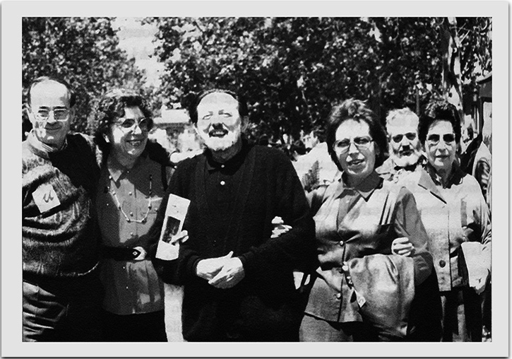 Imatge de Juan Genovés amb Jesús Martínez, l'esposa Carmen i les germanes de Carmen en la festa del PCE a la Casa de Campo de Madrid. 1988.