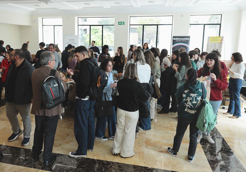 Estudiantado en la primera Jornada de Empleabilidad de Óptica y Optometría en el Espai Vives