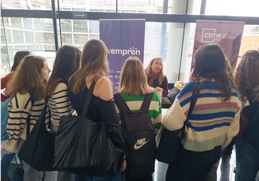 Alumnes rebent informació