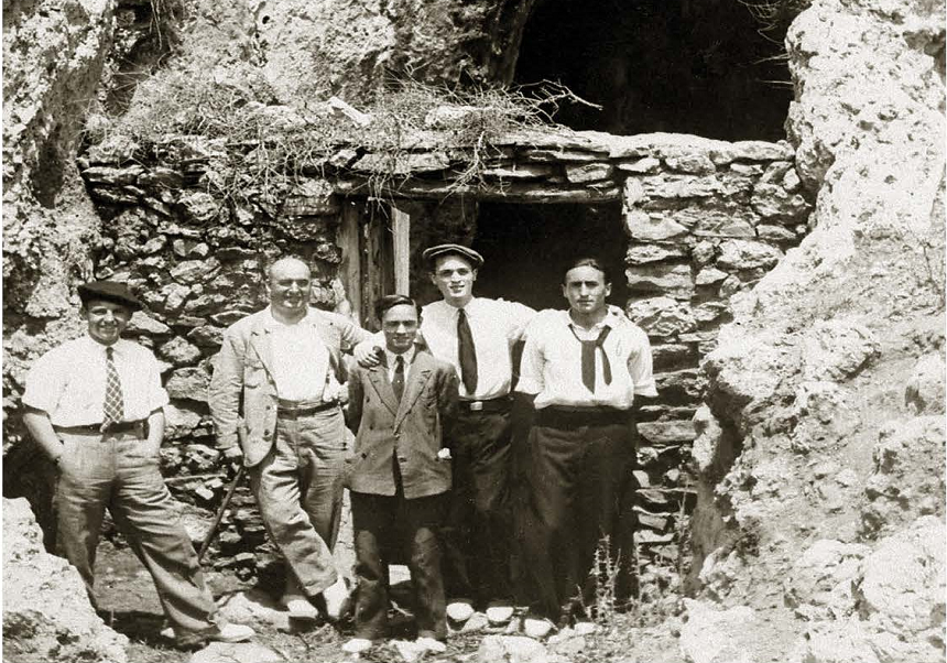 Arqueòlegs de fa 100 anys