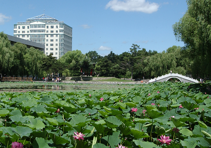 Universitat Normal de el Nordest (NENU), amb seu a Changchun.