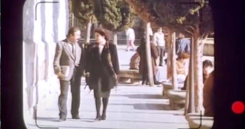 Un home i una dona caminant pel carrer