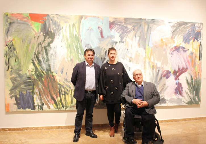 Martí Domínguez, Rebeca Plana i José Pedro Martínez, davant del gran quadre 'La força de la natura'.