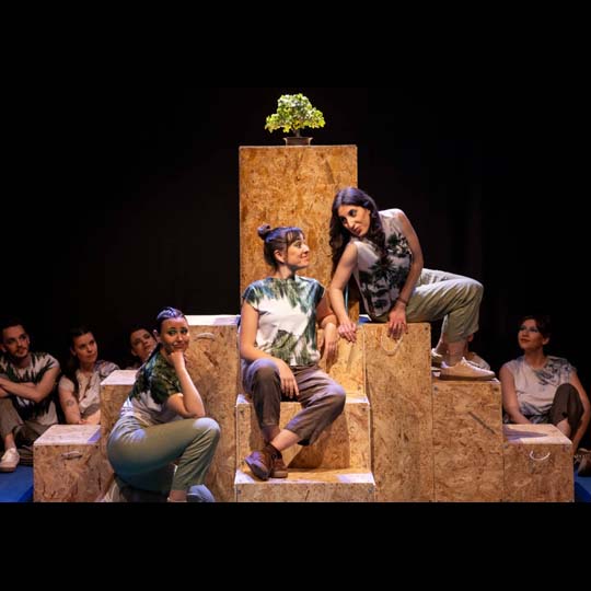 Huit persones en un escenaris