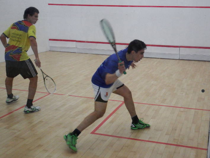 Dos hombres practican squash.