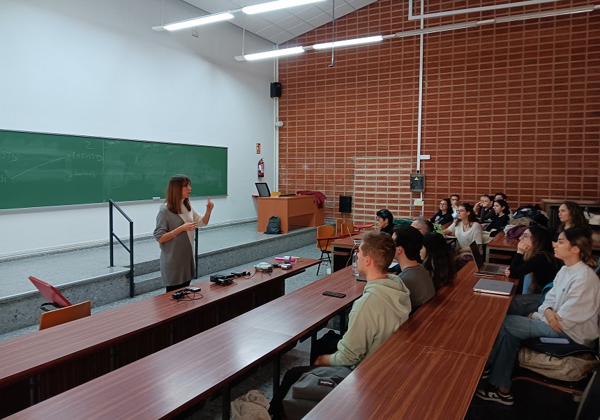 Jessica Crespo parla amb l'alumnat de Periodisme Radiofònic