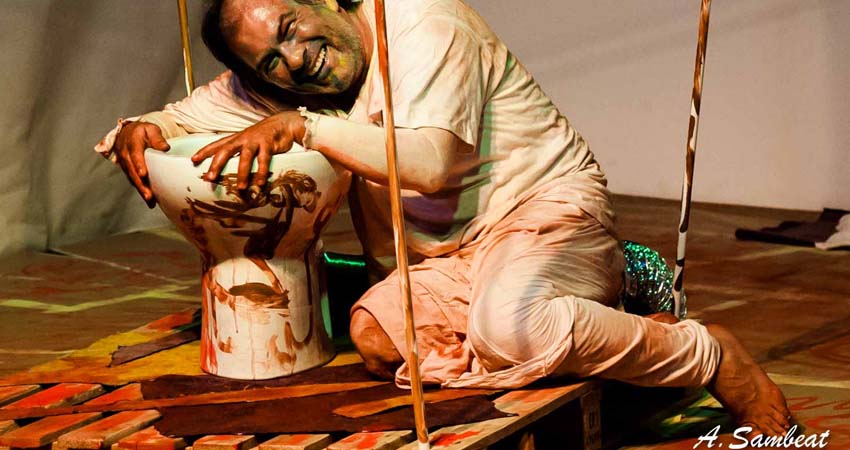 Actor interpretando abrazado a un water
