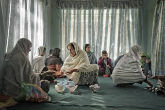 Una de les imatges de dones afganeses, a l'exposició.