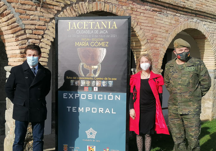 Alfonso Salillas (gerente de Turismo de Aragón), María Gómez, y el coronel Francisco Rubio, director del Castillo de San Pedro