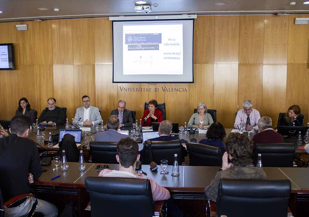 Fotografia de la reunió a la Sala de Juntes de Rectorat.