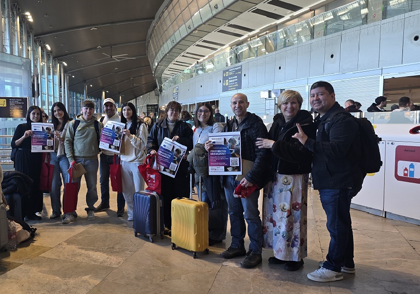 el grupo de participantes y organizadores en el aeropuerto