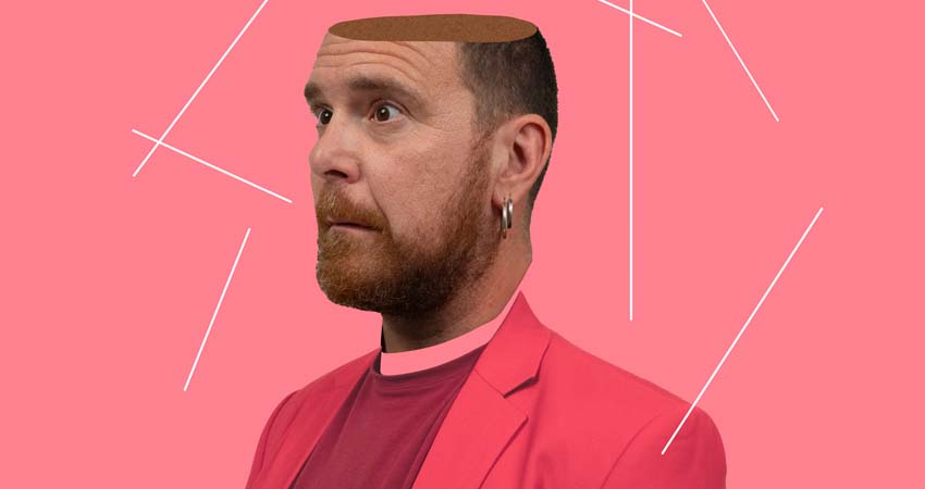 El torso de un hombre con la parte superior de la cabeza cortada