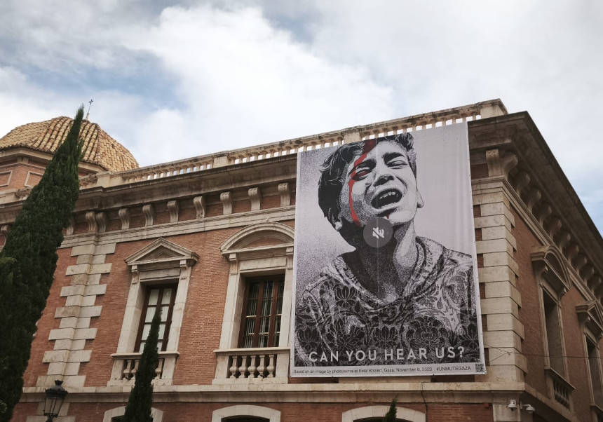 Fachada del edificio de La Nau con la obra 'Can you hear us?'.