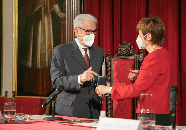 La Universitat lliura la seua Medalla a Javier Boix