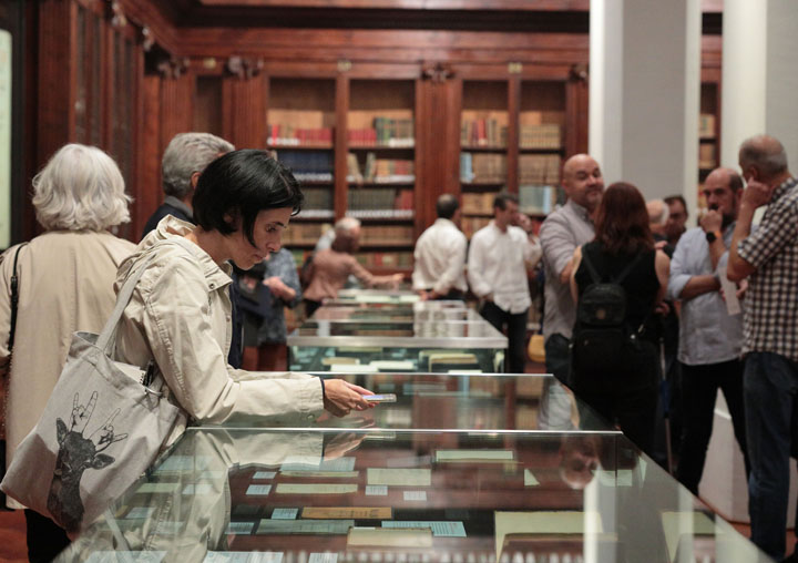 Visitants de l'exposició, el dia de la inauguració.