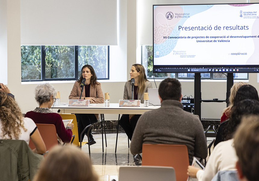 La vicerectora i la delegada en la inauguració de la jornada - imatge 0