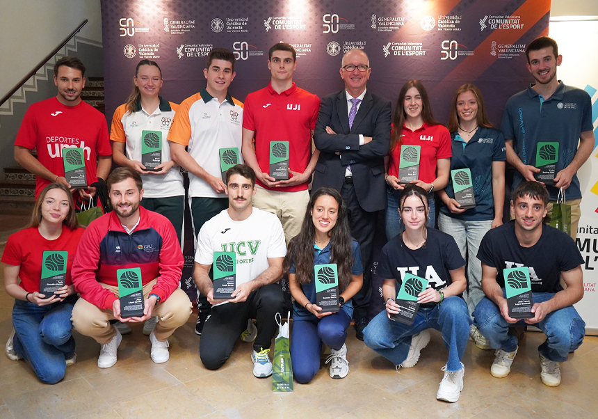 Els esportistes premiats posen al costat de Juan Miguel Gómez, Director de la Fundació Trinidad Alfonso.