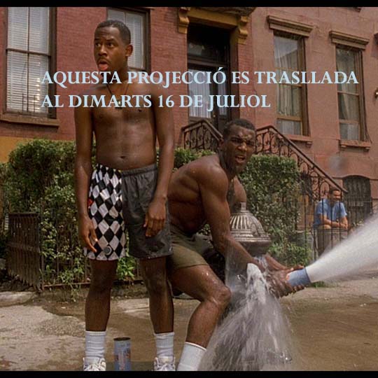 Dos xics obrint una boca de reg