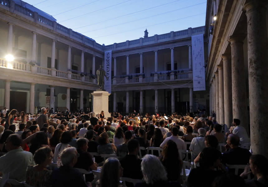 El claustre de l'edifici històric de la Universitat, de gom a gom en el festival del 2025. FOTOS: Eduardo Alapont.