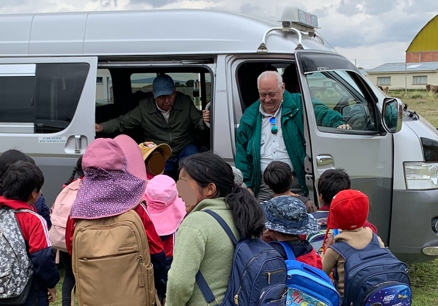 Children saying goodbye to Santiago Mas-Coma after finishing the survey in a school.