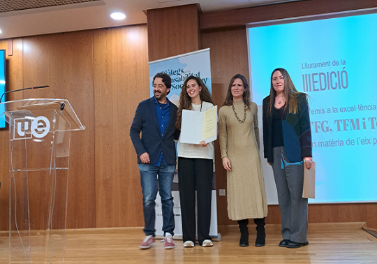 Cristina Vallejo rep el premi al millor Treball Final de Màster