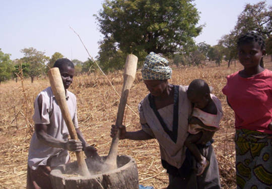Mujeres trabajan en el proceso de harinas enriquecidas en Burkina Faso.