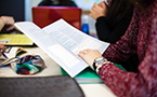 Estudiante en la biblioteca