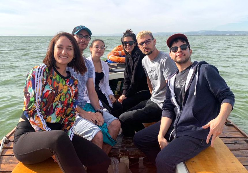 Personal del laboratorio dentro deuna barca en el lago de la Albufera