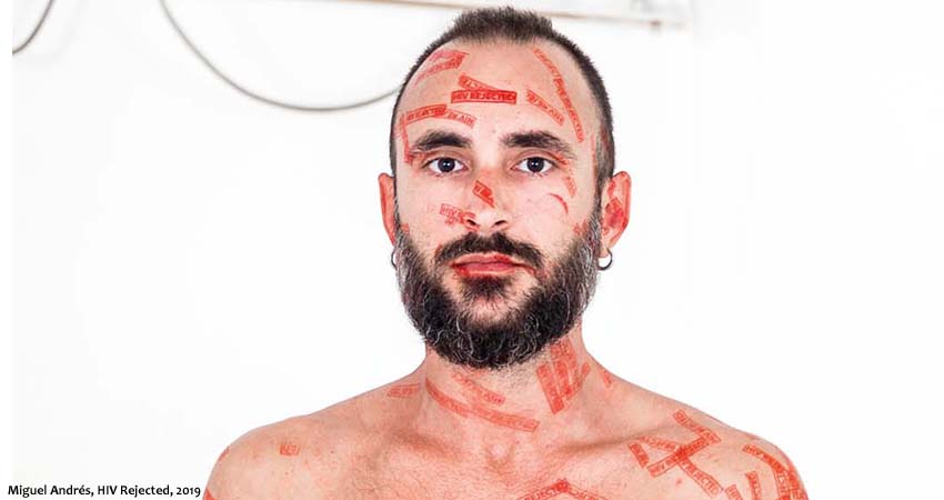 Un hombre con tatuajes