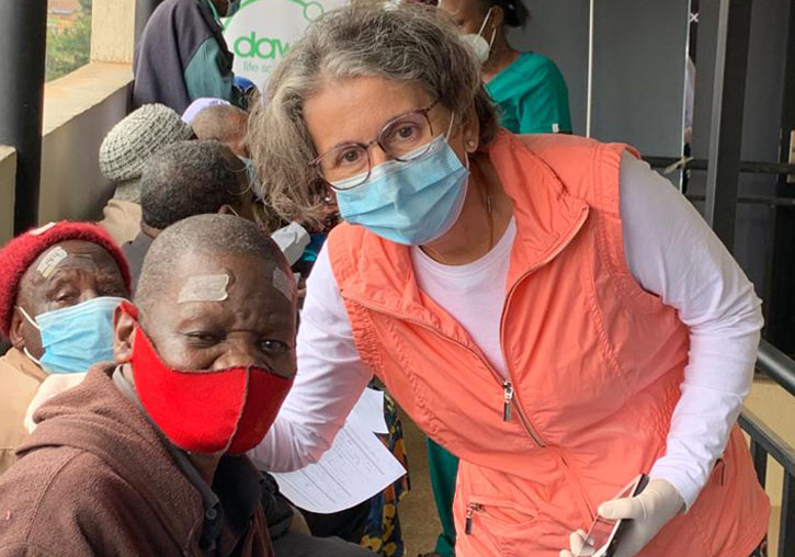 La professora Isabel Signes, amb un pacient a Kenia.