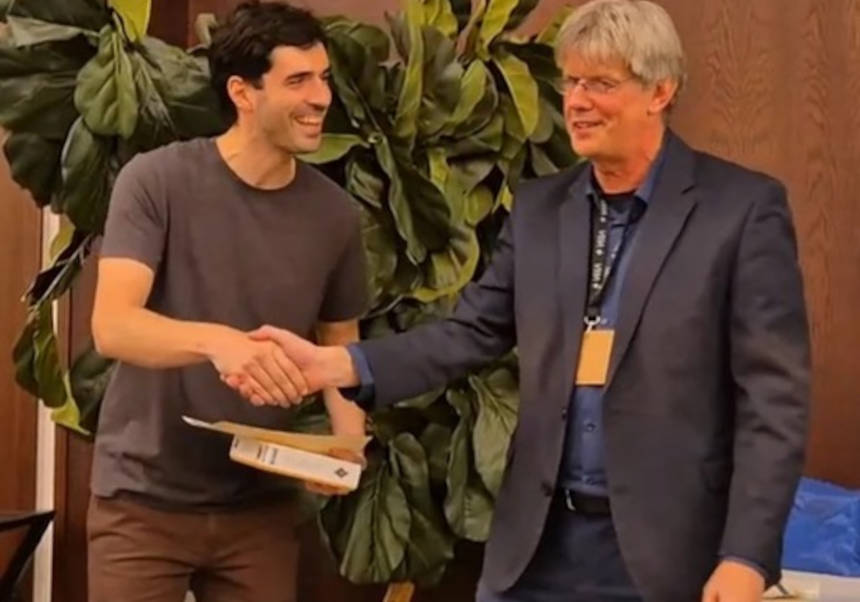 Alfonso García Soto (left) receives the award from the spokesperson of the KM3NeT collaboration, Paul de Jong