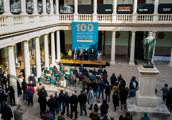 Inauguracions de les exposicions a La Nau. 