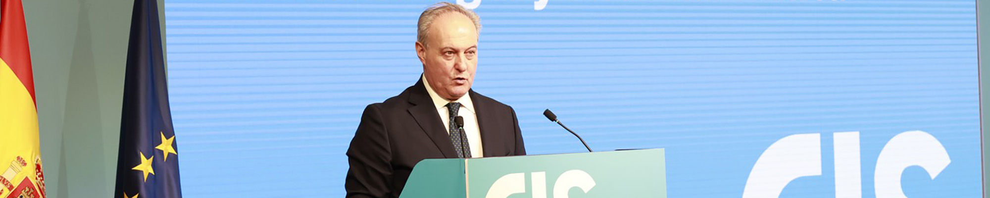 Pablo Oñate amb el premi junt amb el rei Felipe VI; José Félix Tezanos, president del CIS; i Juan Cruz Cigudosa, secretari d'Estat de Ciència, Innovació i Universitats. Foto: Casa de S.M. el Rey
