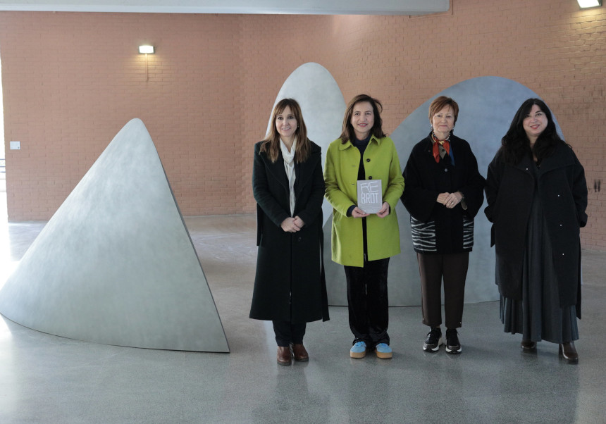 Blanca de la Torre, Marta Alonso, Mavi Mestre and Ester Alba with a piece by Juan Asensio.