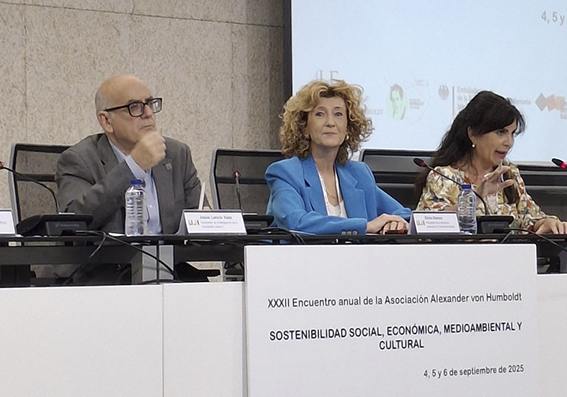 Silvia Barona, al centre, durant l'encontre de l'Associació Humboldt.
