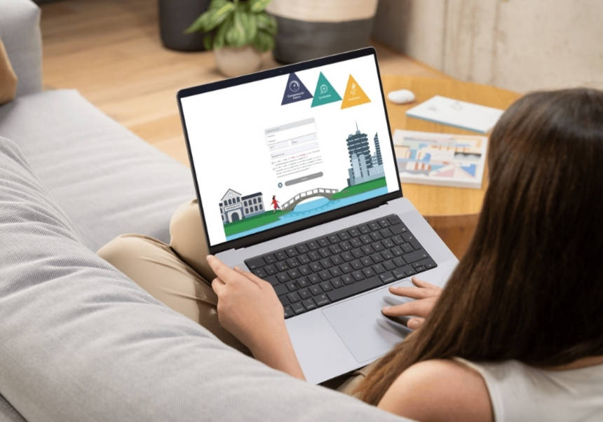 Una joven consulta la herramienta Conócete.