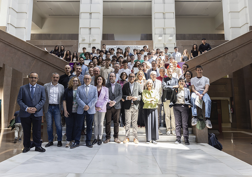premiats i autoritats a l'escalinata de la facultat