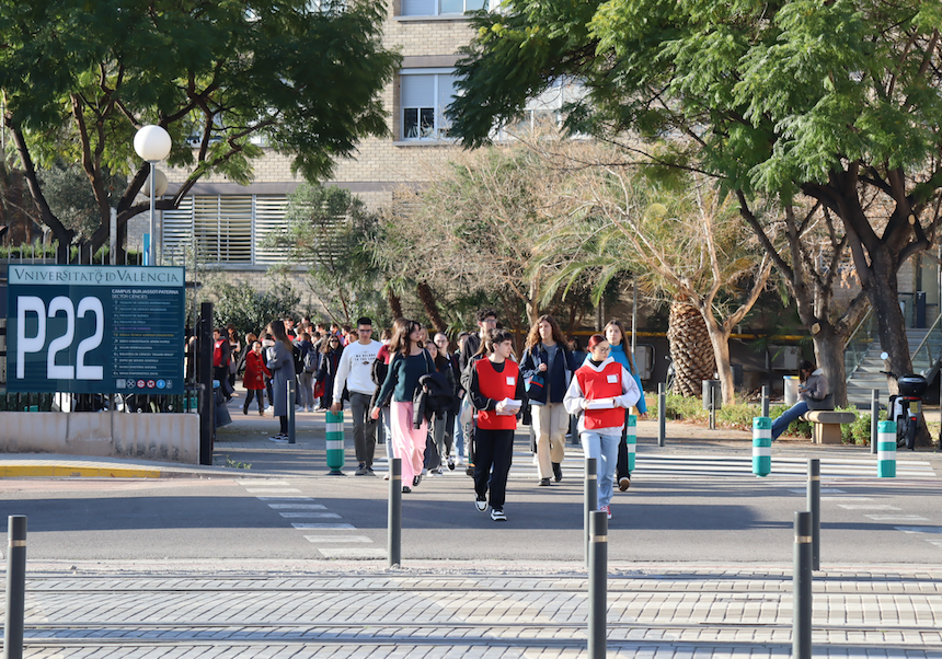 Grup d'estudiants visitant la UV