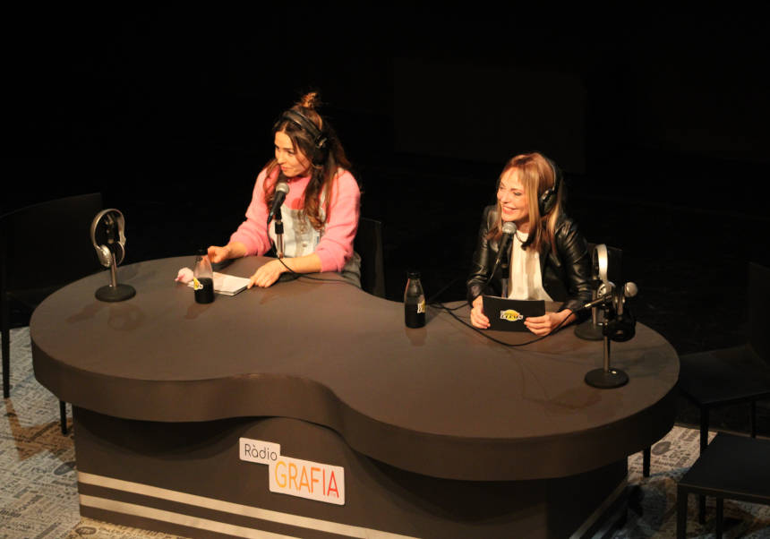 Escena de l'obra 'Ràdio/grafia' d'ASSAIG, Grup de Teatre de la UV.