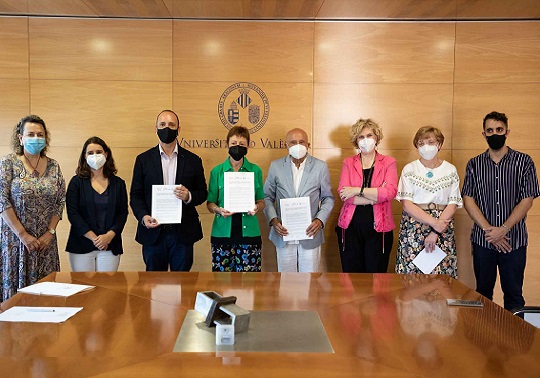 Foto de grupo de los firmantes del convenio