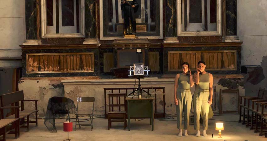 Dues dones en un escenari que representa una casa